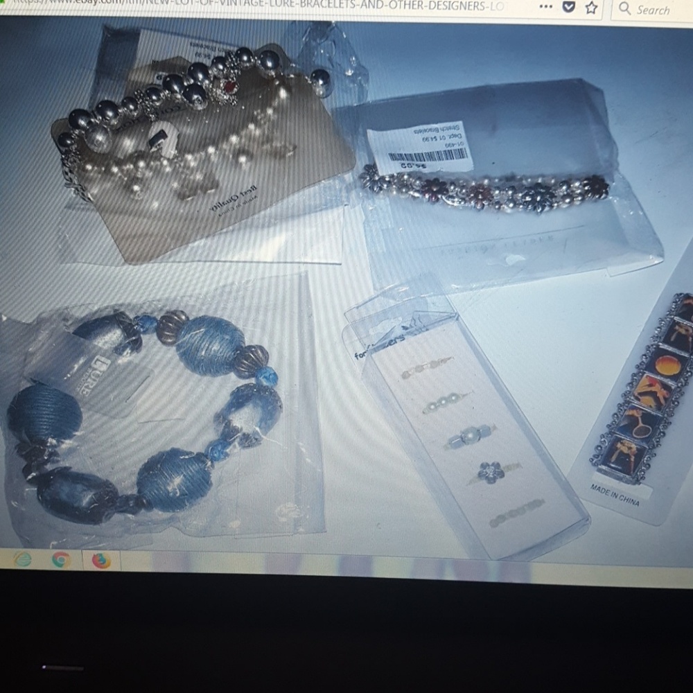 BE LURE VINTAGE JEWLERY LOT 8 CS267